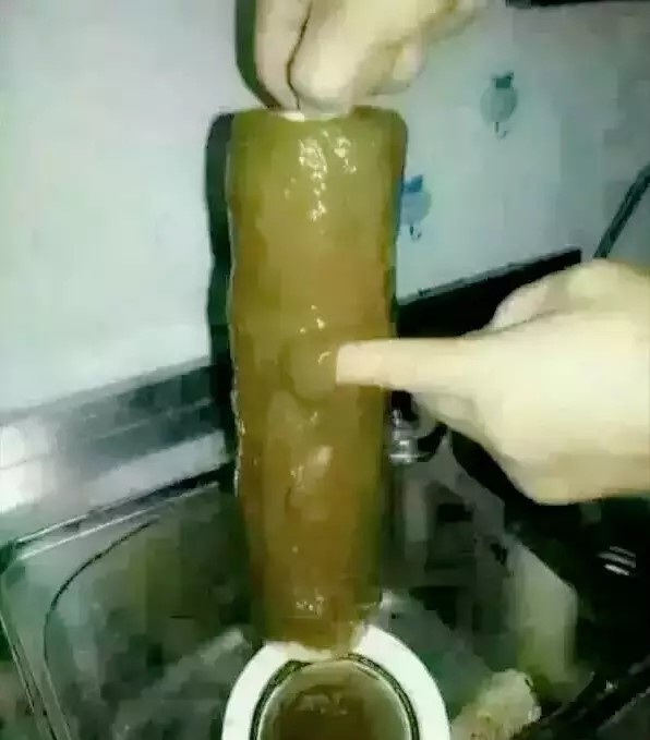 我在更换净水器滤芯，您过来看看_家用净水器