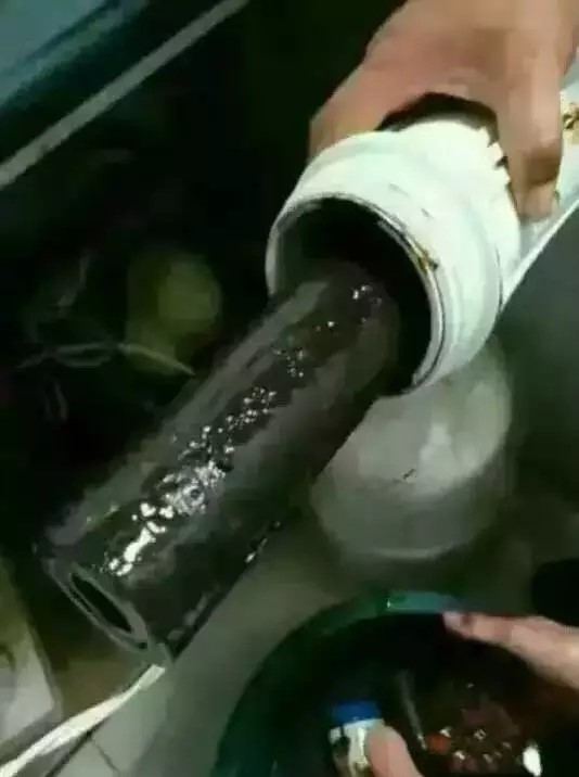 我在更换净水器滤芯，您过来看看_家用净水器