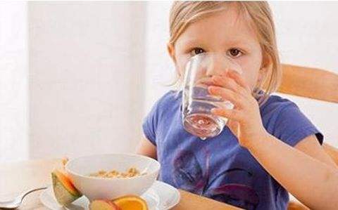 吃饭的时候到底该不该喝水？
