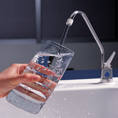 保障家庭饮水安全 家用净水器需定期更换滤芯.jpg