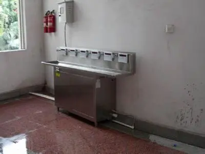青岛理工大宿舍楼饮用水有鱼腥味 学生表示全当喝海鲜汤.jpg