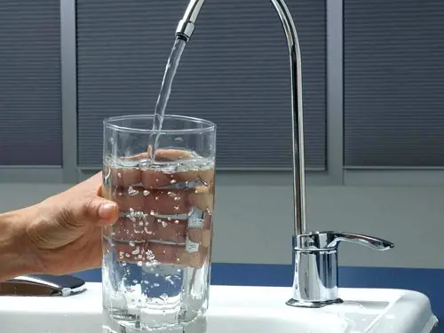 健康喝水小贴士：什么时候喝水最排毒.jpg