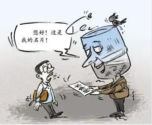 惊！桶装水≠纯净水，井水灌成桶装水流入市场令人忧.jpg
